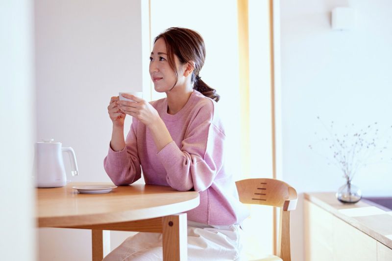 自宅でコーヒーを飲む女性