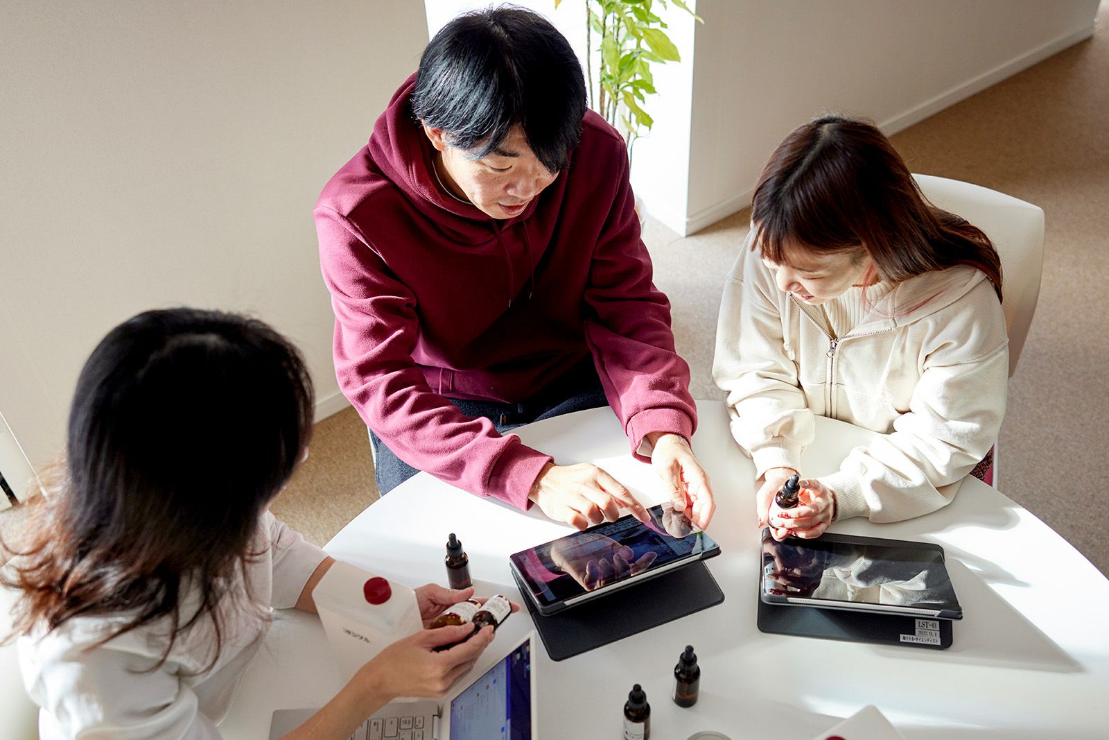 手作り化粧品の素を開発する男女